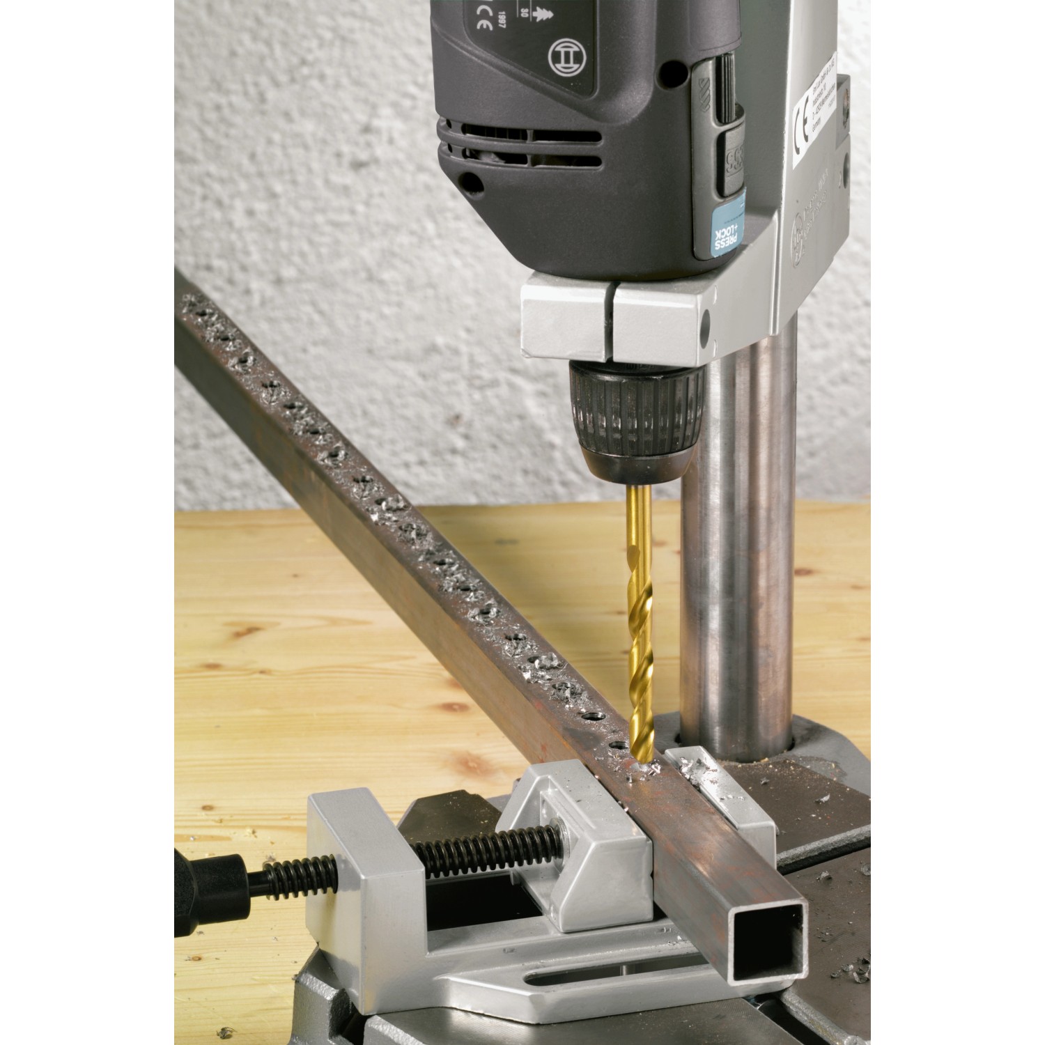 LUX TIN-Spiralbohrer 10 mm beim Bohren in Metall mit einer Tischbohrmaschine.