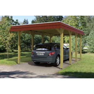 Skan Holz Walmdach-Carport Spreewald mit roter Blende und Auto. Holzkonstruktion mit Aluminiumplatten.