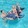 Bestway Schwimmtier Walhai mit Kindern im Pool. Aufblasbarer Wal mit Haltegriffen für Wasserspaß.