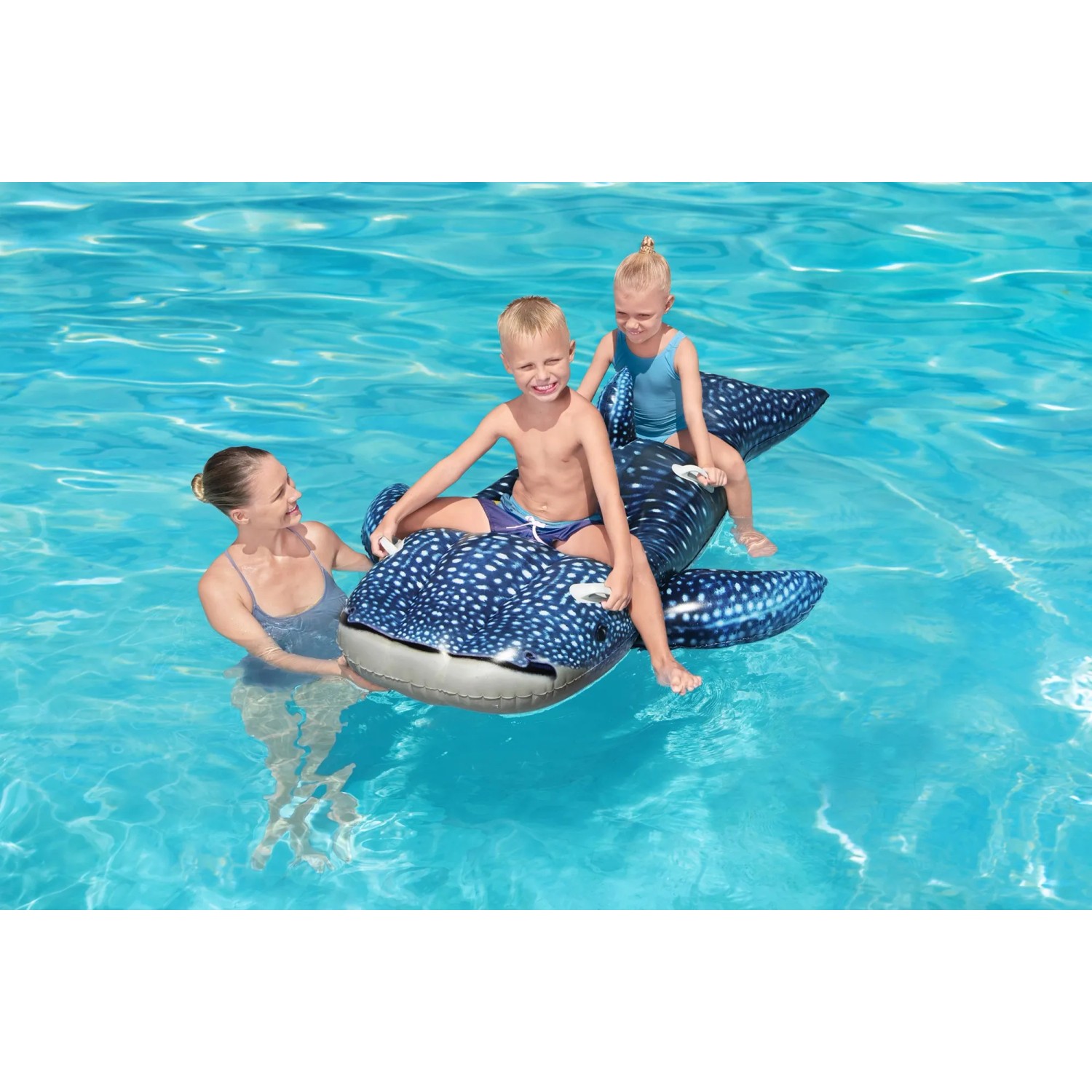 Bestway Schwimmtier Walhai mit Kindern im Pool. Aufblasbarer Wal mit Haltegriffen für Wasserspaß.