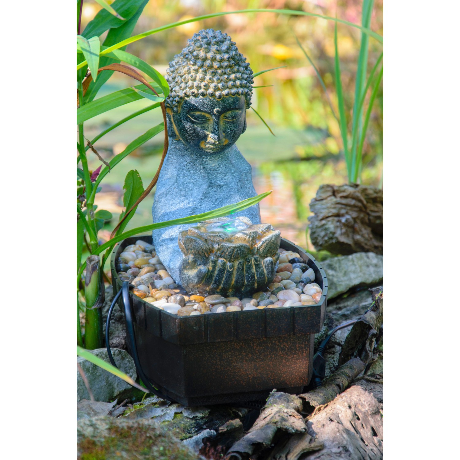 Zimmerbrunnen Buddha mit Lotusblüte in Steinoptik und Deko-Steinen.