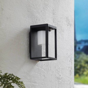 Moderne Lucande LED Solar-Wandleuchte Tilena in Schwarz mit Bewegungsmelder, spritzwassergeschützt.