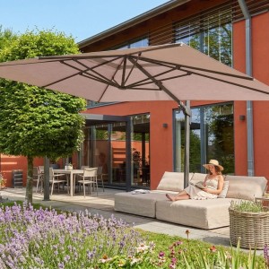 Großer osoltus Ampelschirm KOS Alu Vario Max in Taupe, rechteckig, spendet Schatten über Lounge auf Terrasse. Schwenkbarer Sonnenschirm für Garten.
