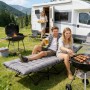 Sekey Campingbett klappbar mit Matratze, grau, mit Personen beim Grillen vor Wohnmobil.