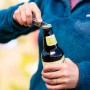 Gerber Multi-Tool Dual-Force öffnet Flasche. Vielseitiges Werkzeug für Alltag und Outdoor.
