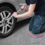 Mann wechselt Reifen mit Eufab Kniekissen für Komfort. Sonstige Wartung & Autoreparatur.