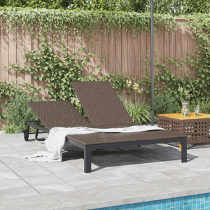 Braune Doppel-Sonnenliege aus Rattan mit Kissen und Rädern für den Garten.