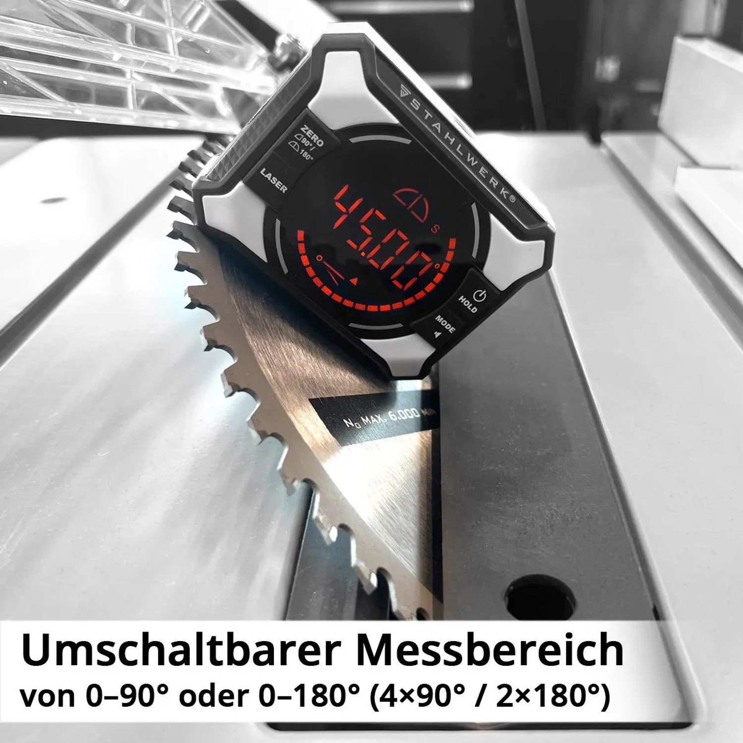 STAHLWERK Digitaler Winkelmesser mit Laser auf Sägeblatt, zeigt 45 Grad. Präzises Messwerkzeug.