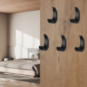 Fünf schwarze, matte SOTECH VETRINO Garderobenhaken aus Zinkdruckguss an hellem Holzpaneel. Ideal für Kleidung.