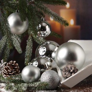 26er Set silberne Weihnachtskugeln (glänzend, matt, glitzernd) mit Tannenzweig und Deko.