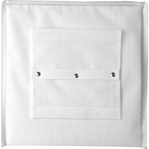 Detailaufnahme der weißen Hängeaufbewahrung mit 4 Fächern aus Textil, zur platzsparenden Aufbewahrung.