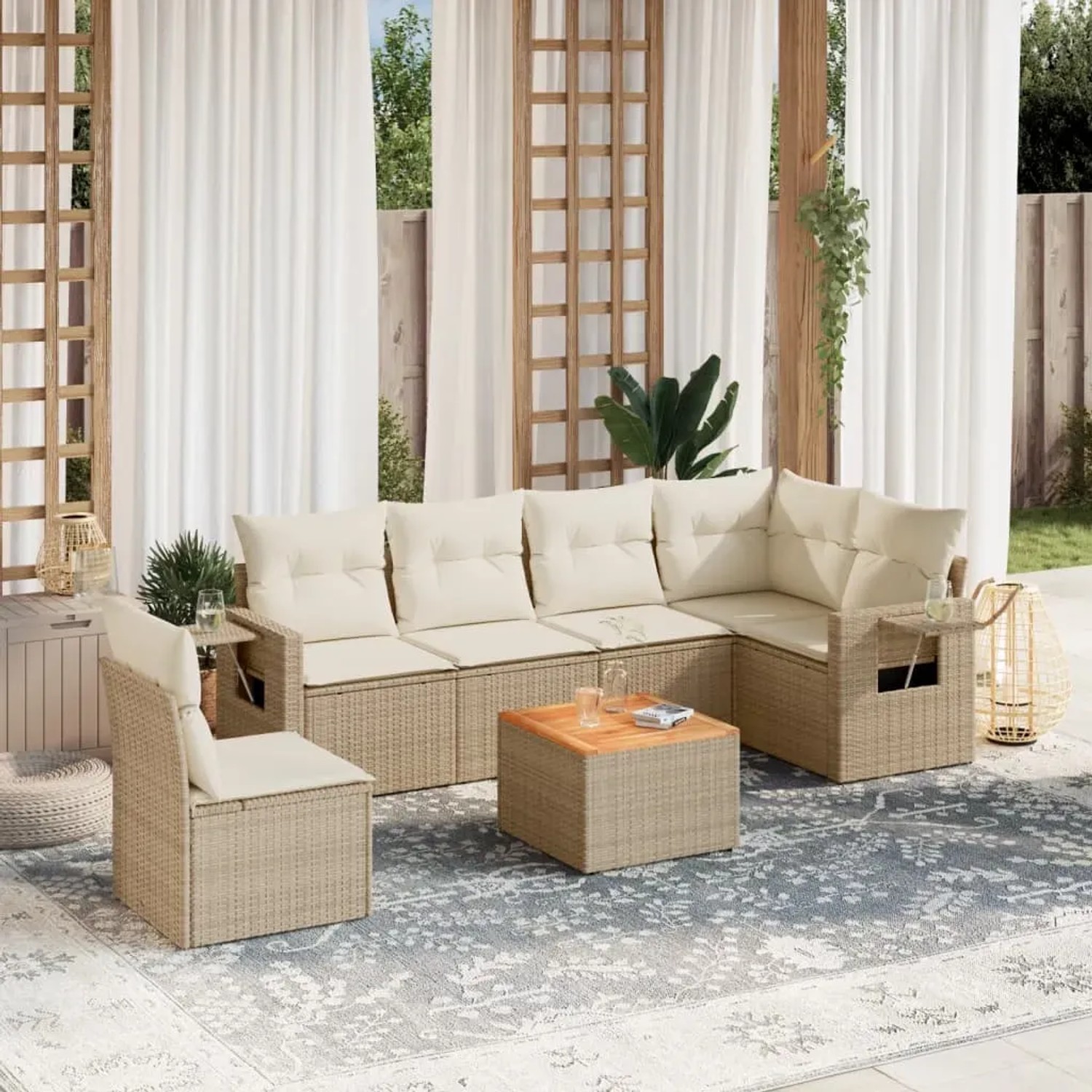 Beige 7-teilige Garten-Sofagarnitur aus Polyrattan mit Kissen. Gartenmöbel für Terrasse und Garten.