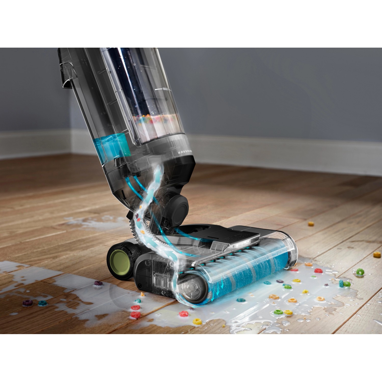 Ryobi Multiflächenreiniger RHFC18BL-0 beim Reinigen von Hartböden.