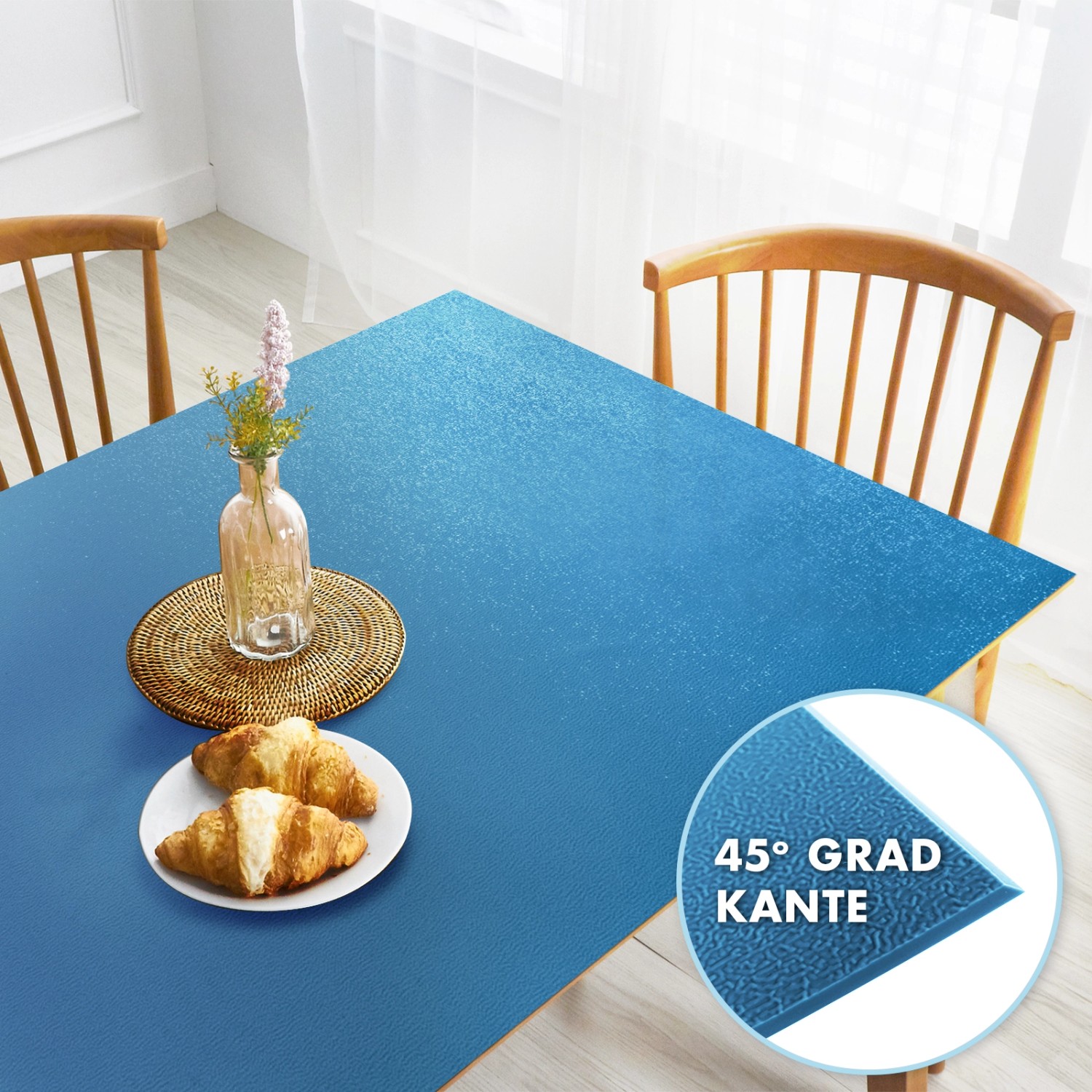 Blaue KARAT Tischfolie Empire 80x190cm mit abgeschrägter Kante auf Tisch.