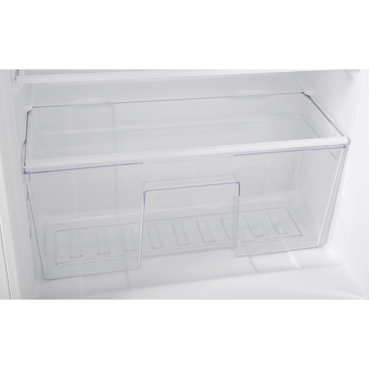 Innenansicht Telefunken Einbaukühlschrank: transparente Gemüseschublade im weißen Kühlschrank.