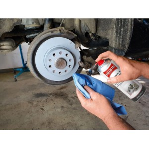 Hände sprühen Ballistol Bremsen- und Teilereiniger Spray 500 ml auf eine Bremsscheibe. Reinigung und Entfettung für Autos.