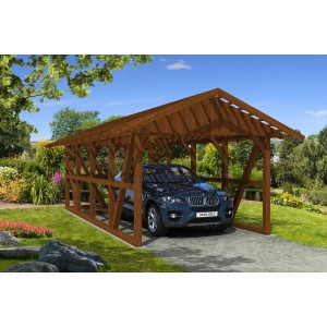 Skan Holz Carport Schwarzwald in Nussbraun mit Abstellraum und Auto.