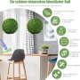 Zwei dunkelgrüne künstliche Buchsbaumkugeln (40 cm) hängen als Deko in einem modernen Raum. Ideal für Haus & Garten.