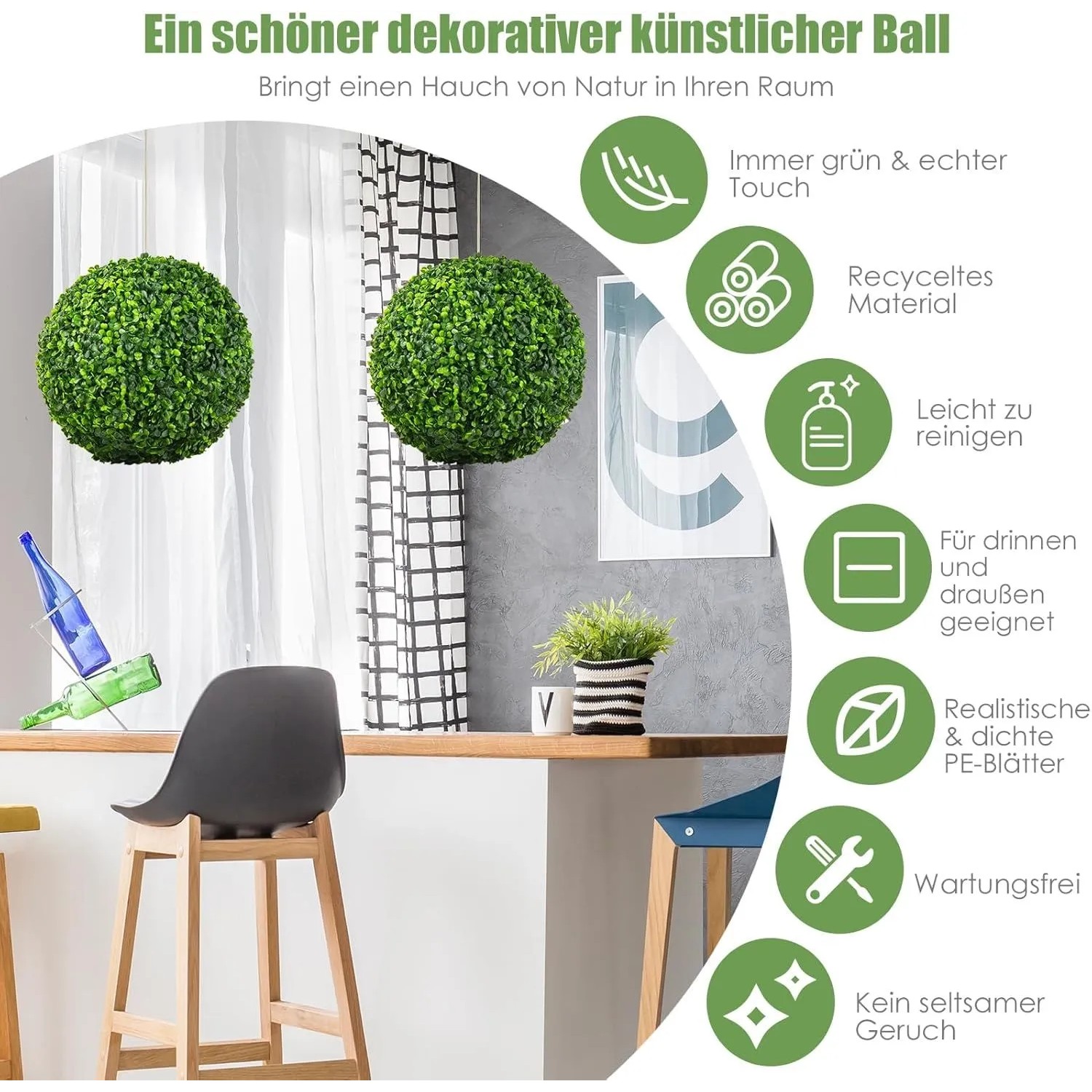 Zwei dunkelgrüne künstliche Buchsbaumkugeln (40 cm) hängen als Deko in einem modernen Raum. Ideal für Haus & Garten.