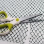 Aquagart Teichnetz, dunkelgrün, mit Schere zugeschnitten. Laubnetz für Teichpflege.