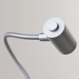 Silbergraue LED Bettleuchte mit flexiblem Schwanenhals als Nachttischlampe.