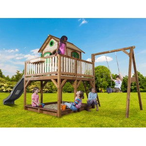 Axi Liam Spielhaus mit Schaukel, Rutsche und Sandkasten. Kinder spielen auf der Anlage aus Holz.