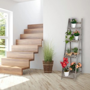 Graue klappbare Blumentreppe aus Holz mit 4 Ebenen, dekoriert mit bunten Pflanzen. Ideal für Pflanztöpfe im Wohnbereich.