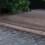 LED-Bodeneinbauleuchten Budoni RGB, 5er-Set, in Holzterrasse und Steinweg integriert.