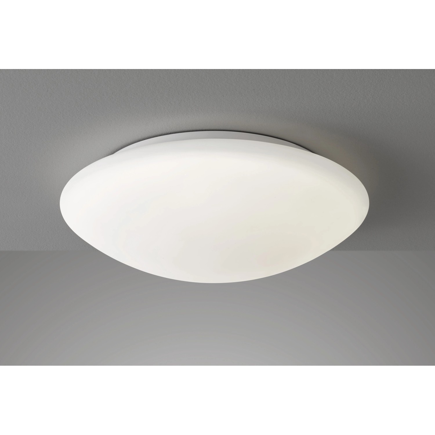 Weiße, runde LED-Deckenleuchte Clara (Ø 42cm) von Fischer & Honsel an grauer Decke.