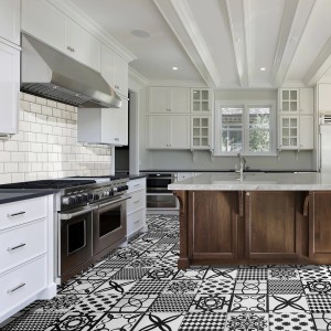 Helle Küche mit Wandfliese Facette Metro Creme glänzend, 10x20 cm, im Retro-Stil.