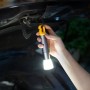Hoto Taschenlampe QWSDT001 mit Karabiner am Auto befestigt, leuchtend.