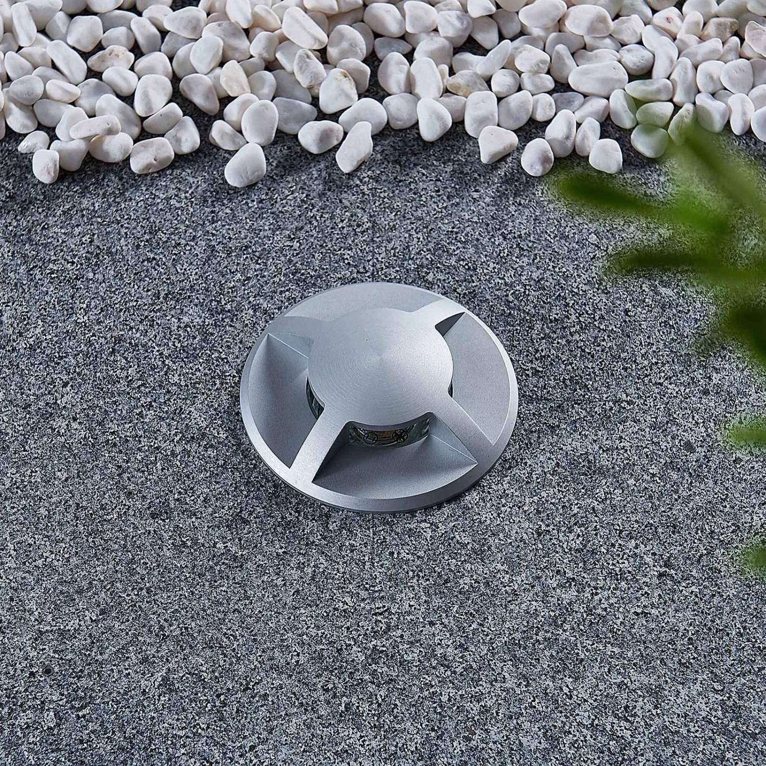 Lucande Milara Bodeneinbauleuchte aus Alu, wasserdicht, modern. Bodenspot für Garten und Terrasse.