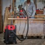 Einhell Nass-Trockensauger TC-VC 2555 A (schwarz-rot) im Einsatz in der Werkstatt.