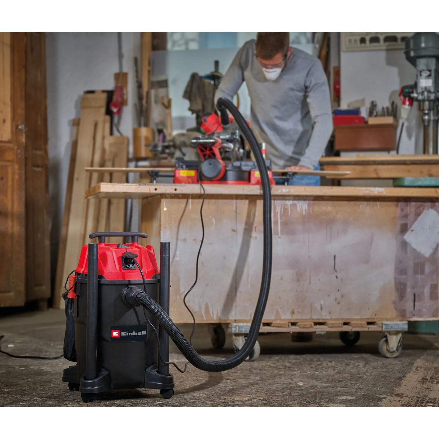 Einhell Nass-Trockensauger TC-VC 2555 A (schwarz-rot) im Einsatz in der Werkstatt.