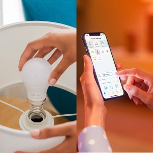Philips WIZ E27 LED Lampe wird in Lampenfassung geschraubt, App-Steuerung auf Smartphone.