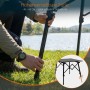 Person verstellt höhenverstellbaren Sekey Aluminium Campingtisch am See. Klappbarer Outdoor-Tisch, schwarz, 46-66 cm.