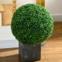Grüne künstliche Buchsbaumkugel in dunklem Topf, UV-beständig, Ø50cm. Perfekt als Hausbaum für innen & außen.
