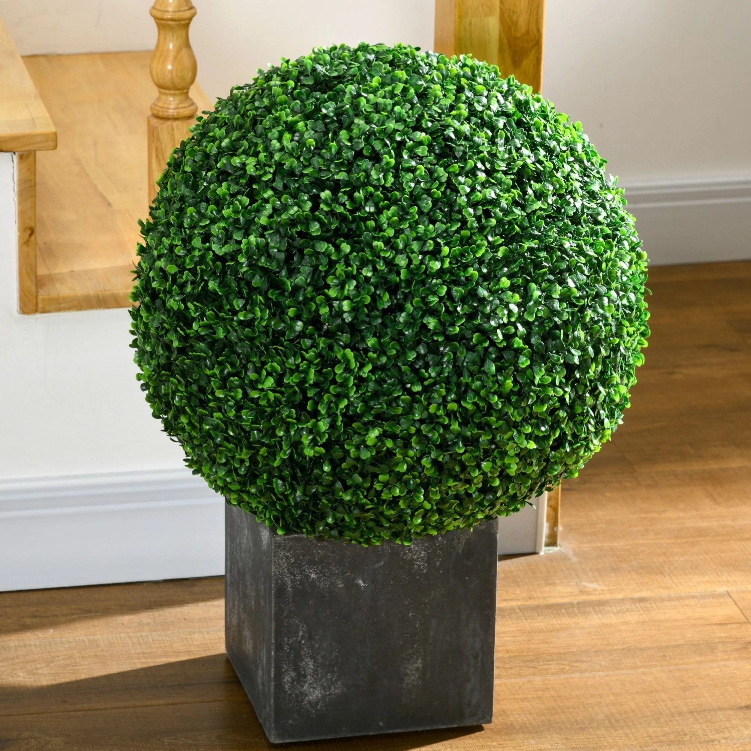 Grüne künstliche Buchsbaumkugel in dunklem Topf, UV-beständig, Ø50cm. Perfekt als Hausbaum für innen & außen.