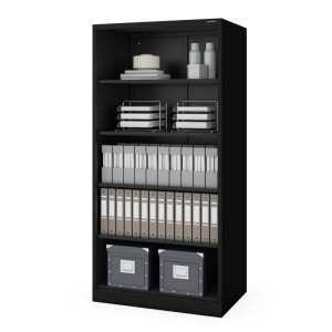 Schwarzes JAN NOWAK RUFUS Büro-Regal aus Metall mit 4 verstellbaren Böden, gefüllt mit Ordnern und Büroartikeln. Geschlossene Rückwand.