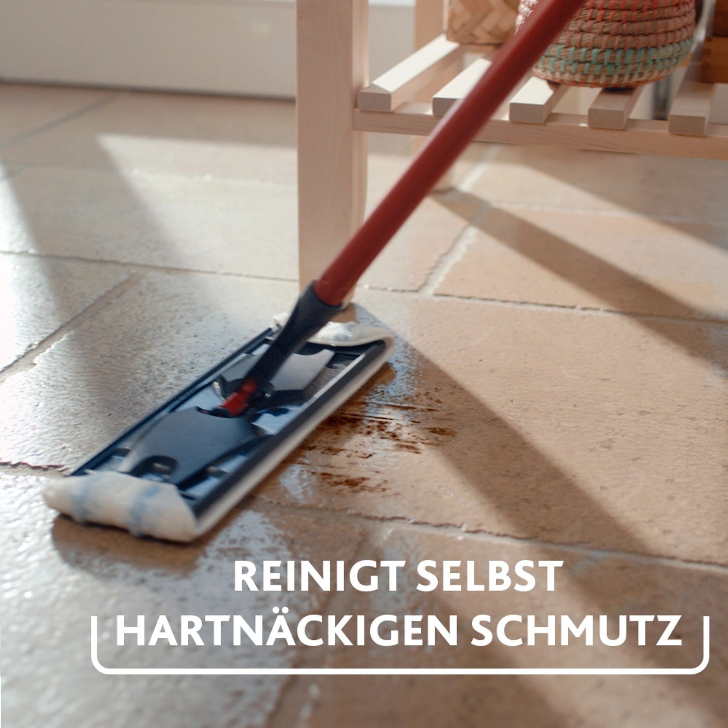 Vileda H2PrO Flachwischer im Einsatz: Reinigt Fliesen von Schmutz. Ideal für die Bodenreinigung.