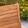 Detailansicht: Rückenlehne Stapelsessel aus Akazienholz des Merxx Batavia Gartenmöbel-Sets.