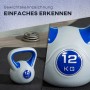 Blaue SPORTNOW Kettlebell 12 kg auf Fitnessmatte, mit deutlicher Gewichtsangabe. Ideal für Krafttraining.