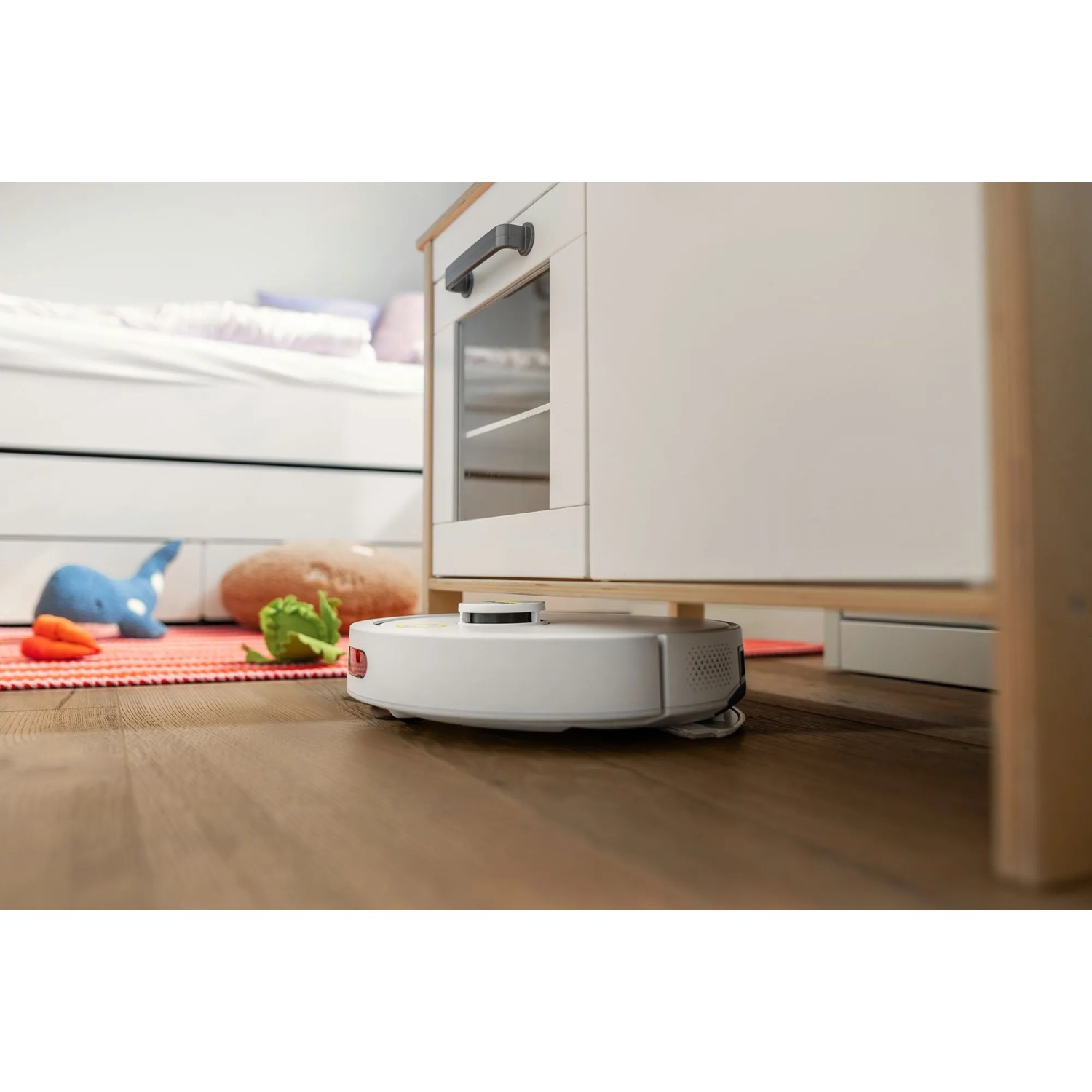 Kärcher Saugroboter RVC 3 unter Möbeln. Intelligenter Saug- und Wischroboter mit LiDAR-Navigation.