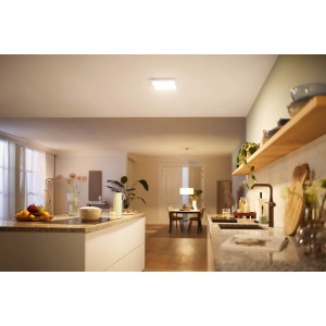 Quadratische, weiße Philips LED-Deckenleuchte Touch SceneSwitch, 12 W, 2700 K in moderner Küche.
