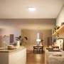Quadratische, weiße Philips LED-Deckenleuchte Touch SceneSwitch, 12 W, 2700 K in moderner Küche.
