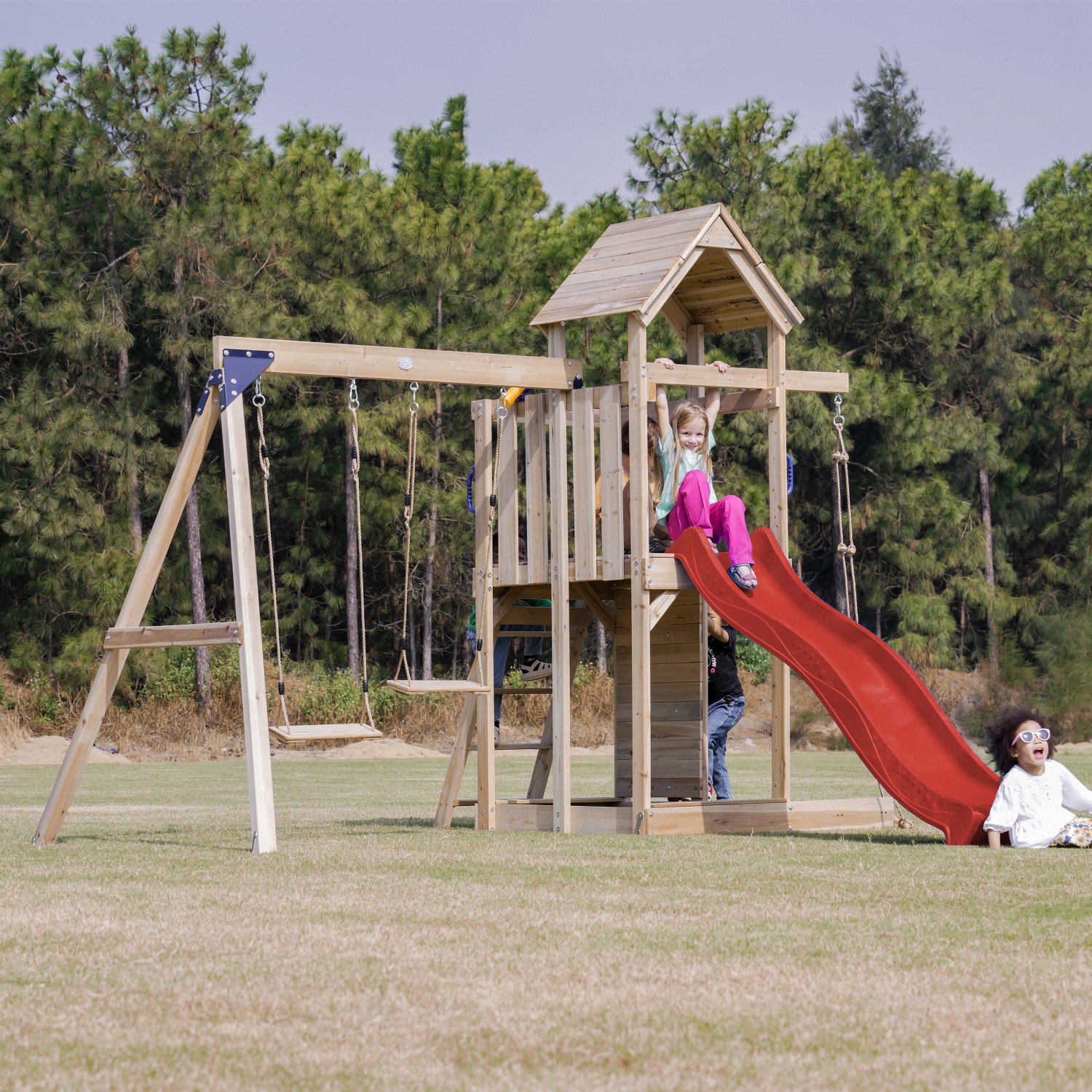 Axi Spielturm Moos mit Doppelschaukel Braun und Rutsche Rot FSC®