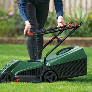 Bosch Easy Rotak 32-215 Elektrorasenmäher in Grün mit Bediener auf Rasen.