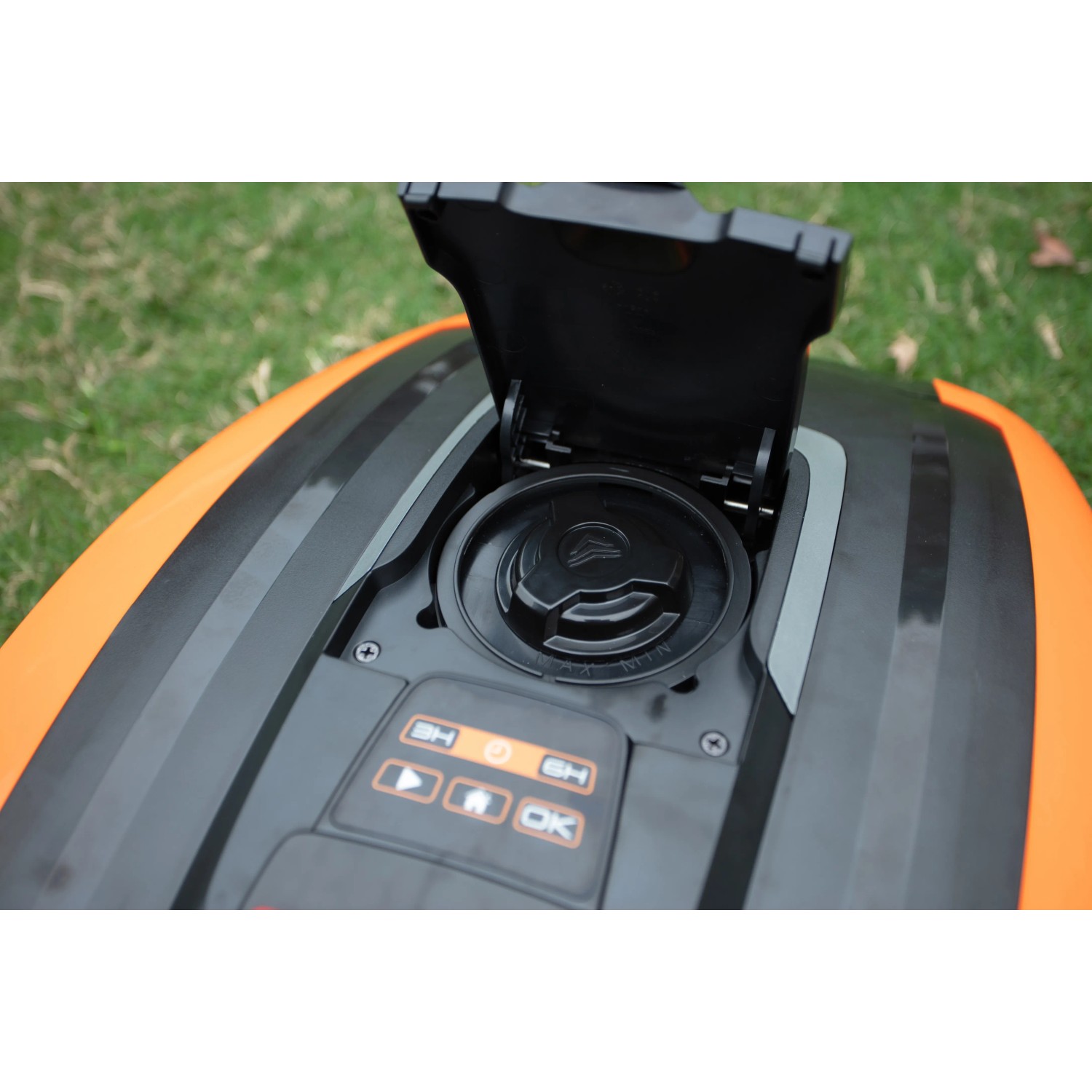 Yard Force EasyMow 260B Mähroboter mit geöffneter Klappe und Bedienelementen.