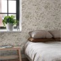 ESTAhome Vliestapete mit Blumenmuster in Altrosa und Olivgrün im Schlafzimmer.
