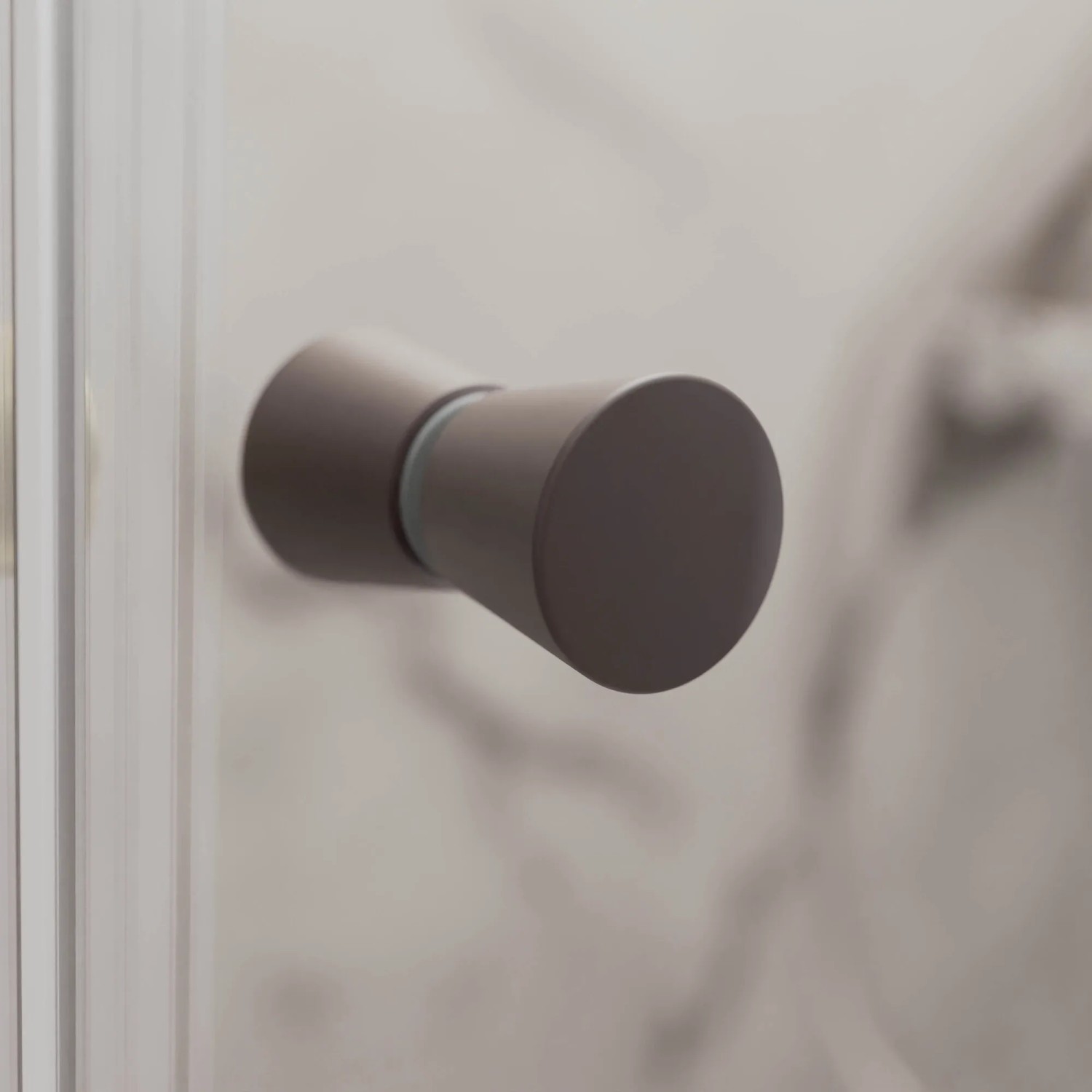 Gunmetal Duschgriff an klarer Schulte Sunny Schiebetür. Modernes Design für Eckduschen im Badezimmer.